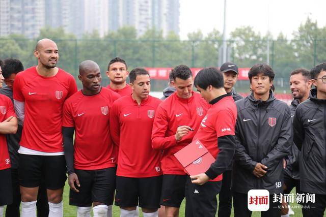 成都蓉城发布备战花絮;赛前队长鼓劲;荷甲任务艰巨;赛季目标并未改变的简单介绍 成都蓉城发布备战花絮;赛前队长鼓劲;荷甲任务艰巨;赛季目标并未改变的简单介绍